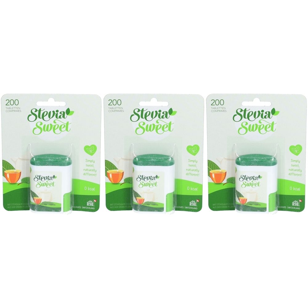 Trois emballages de comprimés édulcorants SteviaSweet. Chaque emballage contient une boîte à couvercle vert et une carte d'informations.