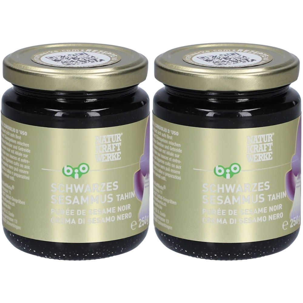 Deux pots de purée de sésame noir. Couvercles dorés, étiquette avec informations produit et label bio. Inscription: NATURKRAFTWERKE, Schwarzes Sesam Tahin.