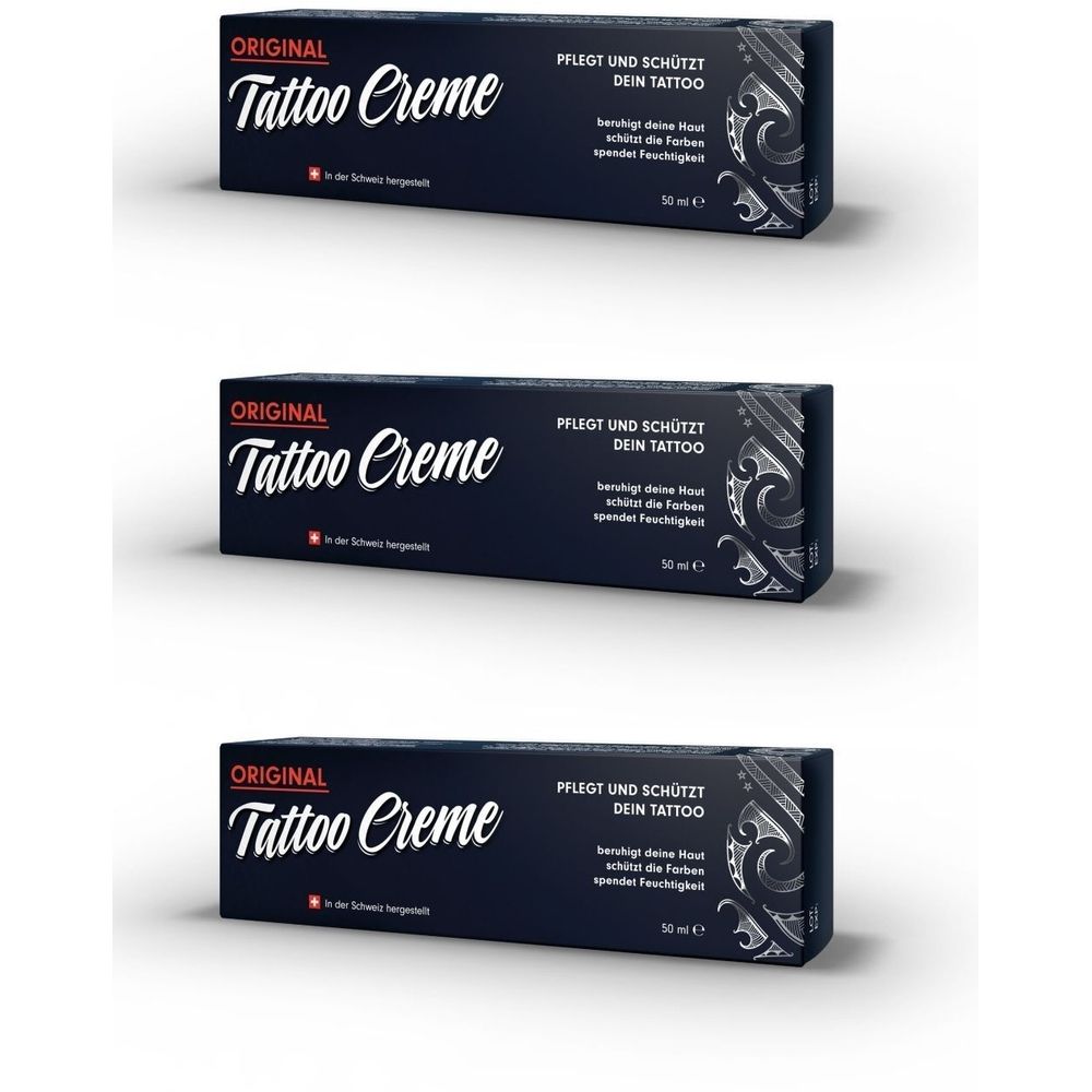 Trois boîtes de crème ORIGINAL Tattoo. Emballage bleu foncé avec texte blanc. Texte: Protège et prend soin de votre tatouage. Drapeau suisse.