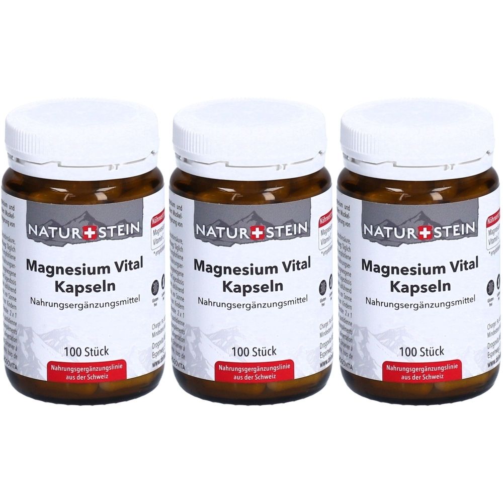 Trois flacons bruns avec des couvercles blancs. Chaque flacon porte l'inscription "NATUR+STEIN Magnesium Vital Kapseln". Chaque flacon contient 100 pièces.