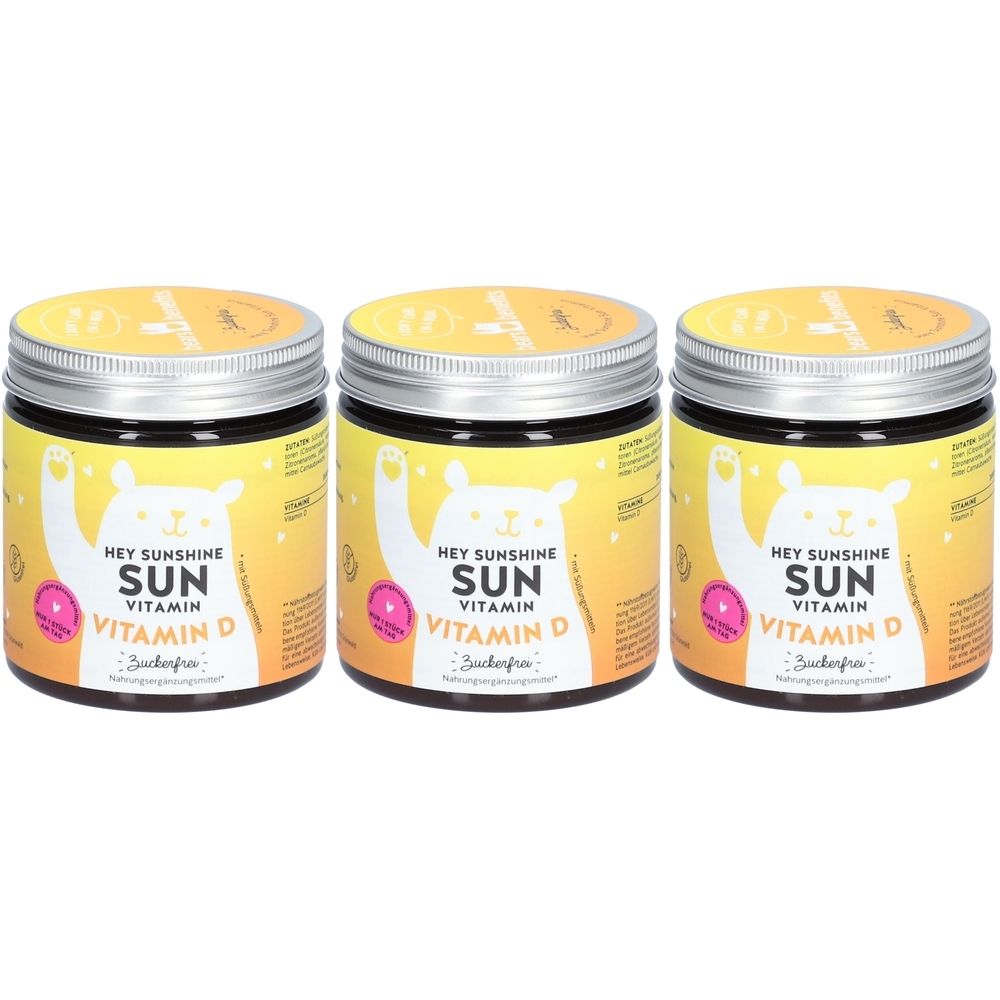 Trois pots de vitamine D. Sur fond jaune, un ours aux bras levés. Texte : Hey Sunshine Sun Vitamin D.