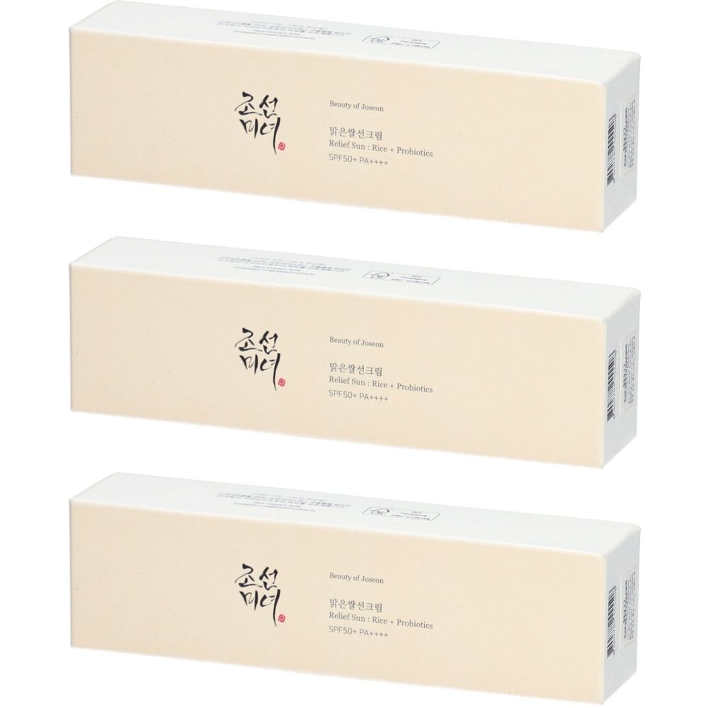 Trois boîtes rectangulaires crème. Caractères et texte sur le devant.