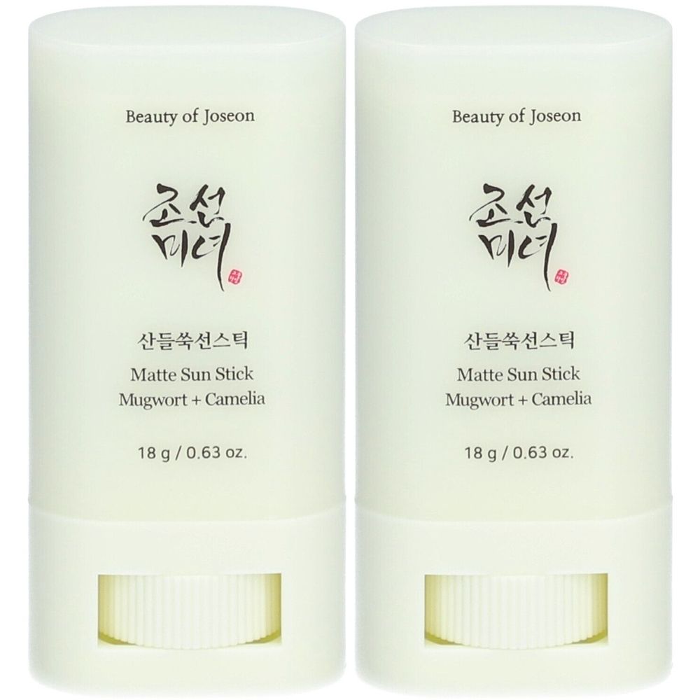 Deux bâtonnets cylindriques. Inscription: Beauty of Joseon, Matte Sun Stick Mugwort + Camelia, 18 g / 0,63 oz.