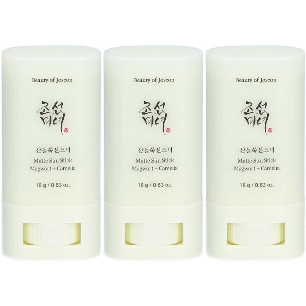 Trois bâtonnets cylindriques. Inscription : Beauty of Joseon, caractères coréens, Matte Sun Stick Mugwort + Camelia, 18 g / 0,63 oz.