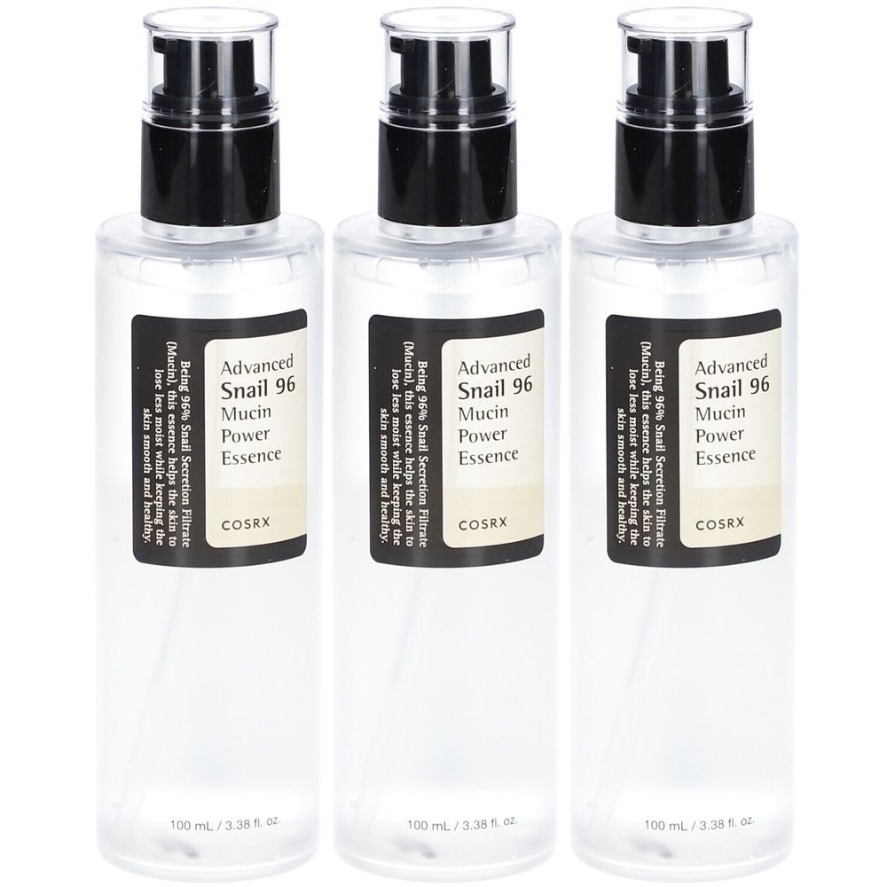 Trois flacons transparents avec pompes noires. Étiquettes avec "Advanced Snail 96 Mucin Power Essence" et "COSRX".