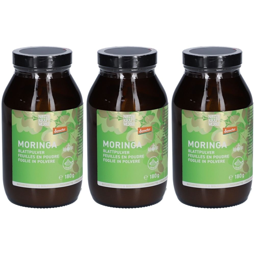 Trois pots en verre brun avec couvercles noirs. Inscription : Moringa Blattpulver, label Demeter. Étiquettes vertes.