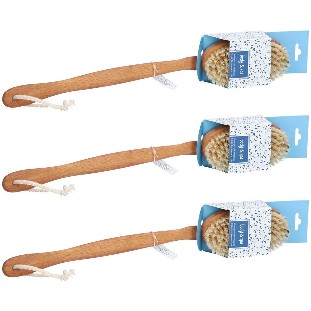 Trois brosses pour le corps avec manche en bois et poils naturels. Emballées dans des boîtes en carton.