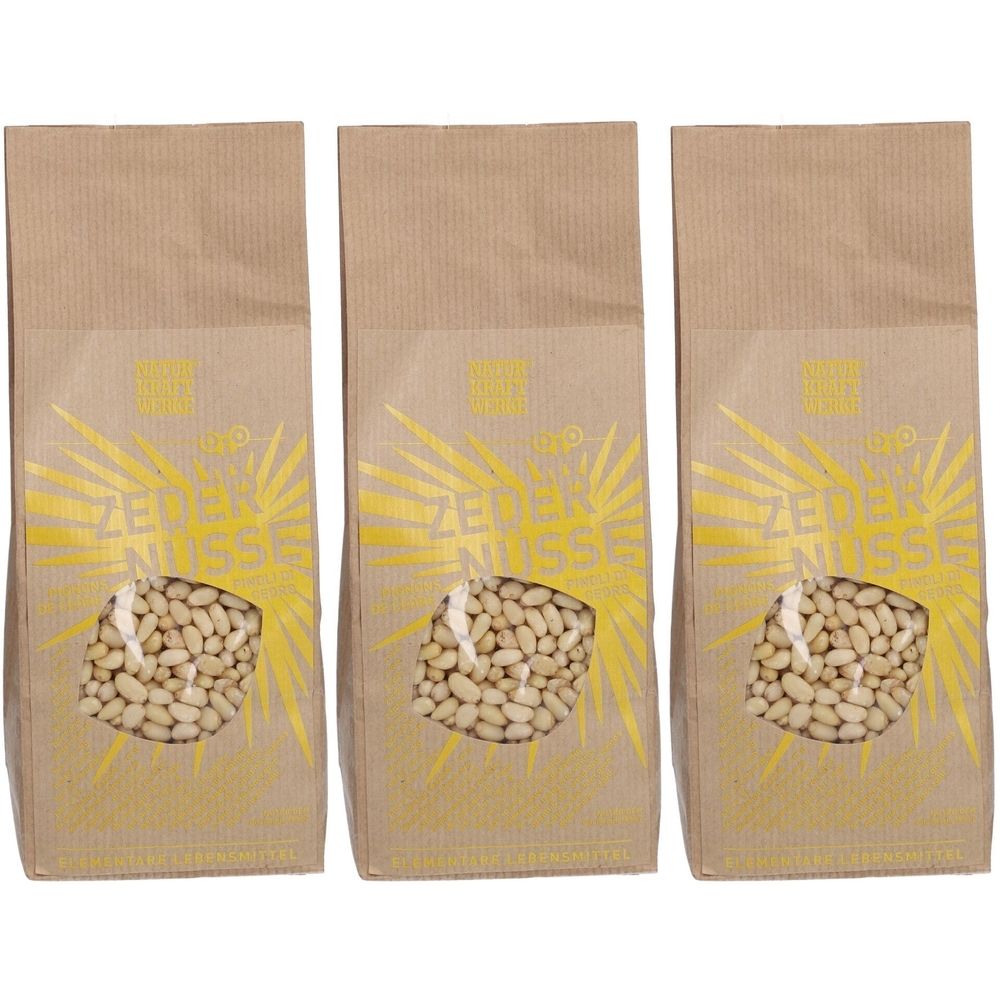 Trois sachets de pignons de pin bio. Sachets en papier brun avec fenêtre transparente. Impression jaune avec texte et rayons de soleil.