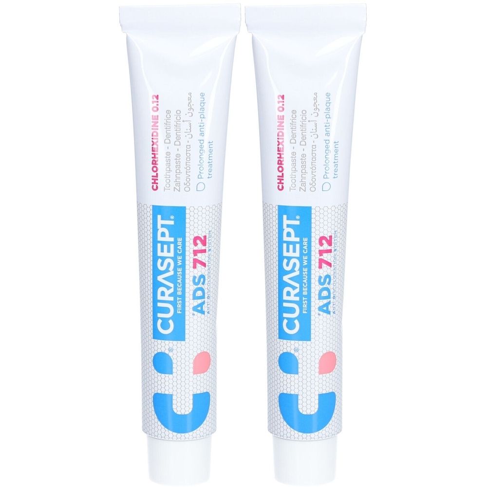 Deux tubes de dentifrice. Inscription: CURASEPT ADS 712, Chlorhexidine 0,12%. Blanc, avec texte bleu et rouge.