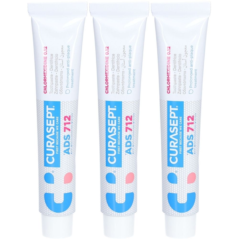Trois tubes de dentifrice blancs. Inscription bleue et rouge: CURASEPT ADS 712, Chlorhexidine 0,12%.