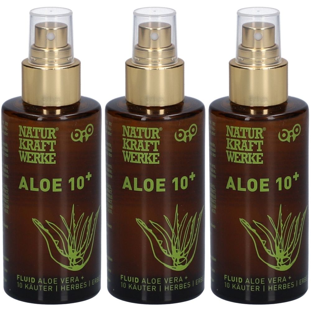 Trois flacons pulvérisateurs bruns avec des bouchons dorés. Chaque flacon porte l'inscription "NATURKRAFTWERKE Aloe 10+".