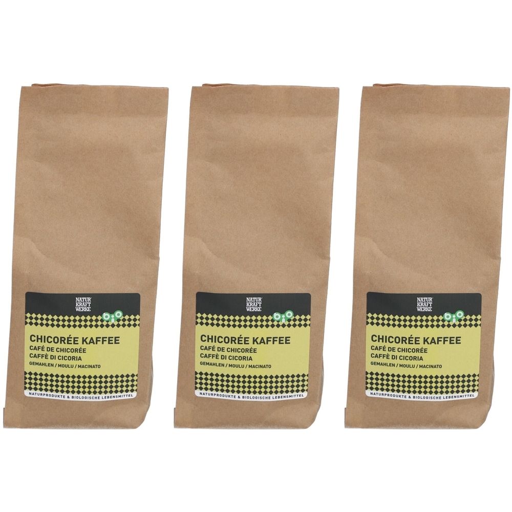 Trois paquets de café de chicorée bio. Emballage en papier brun avec étiquette. Inscription : CHICORÉE KAFFEE, CAFE DE CHICOREE, CAFFE DI CICORIA.