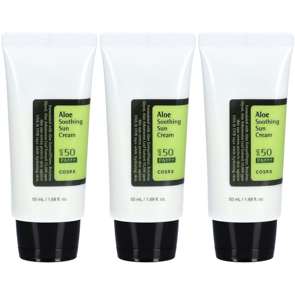 Trois tubes de crème solaire apaisante COSRX Aloe SPF50+. Tubes blancs avec bouchons noirs et étiquettes vertes avec informations.