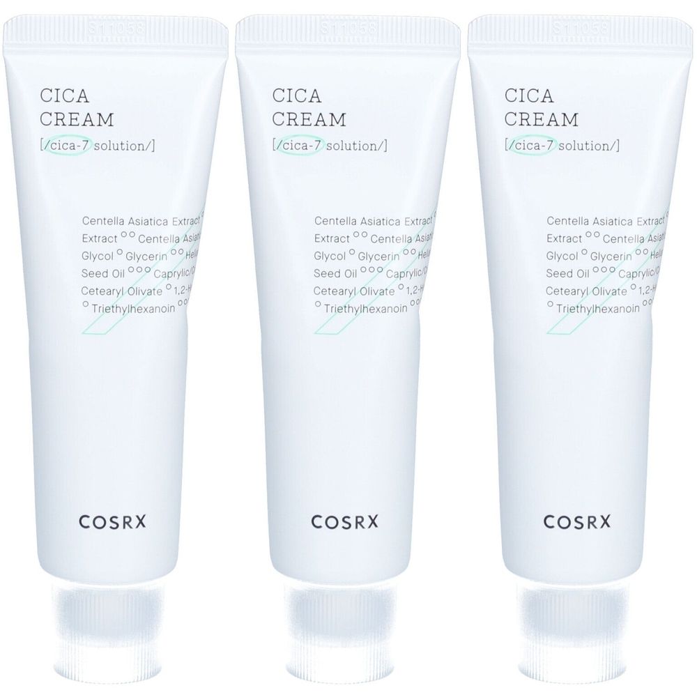 Trois tubes de crème. Inscription: CICA CREAM, COSRX. Ingrédients et logo. Emballage blanc avec des accents bleu clair.