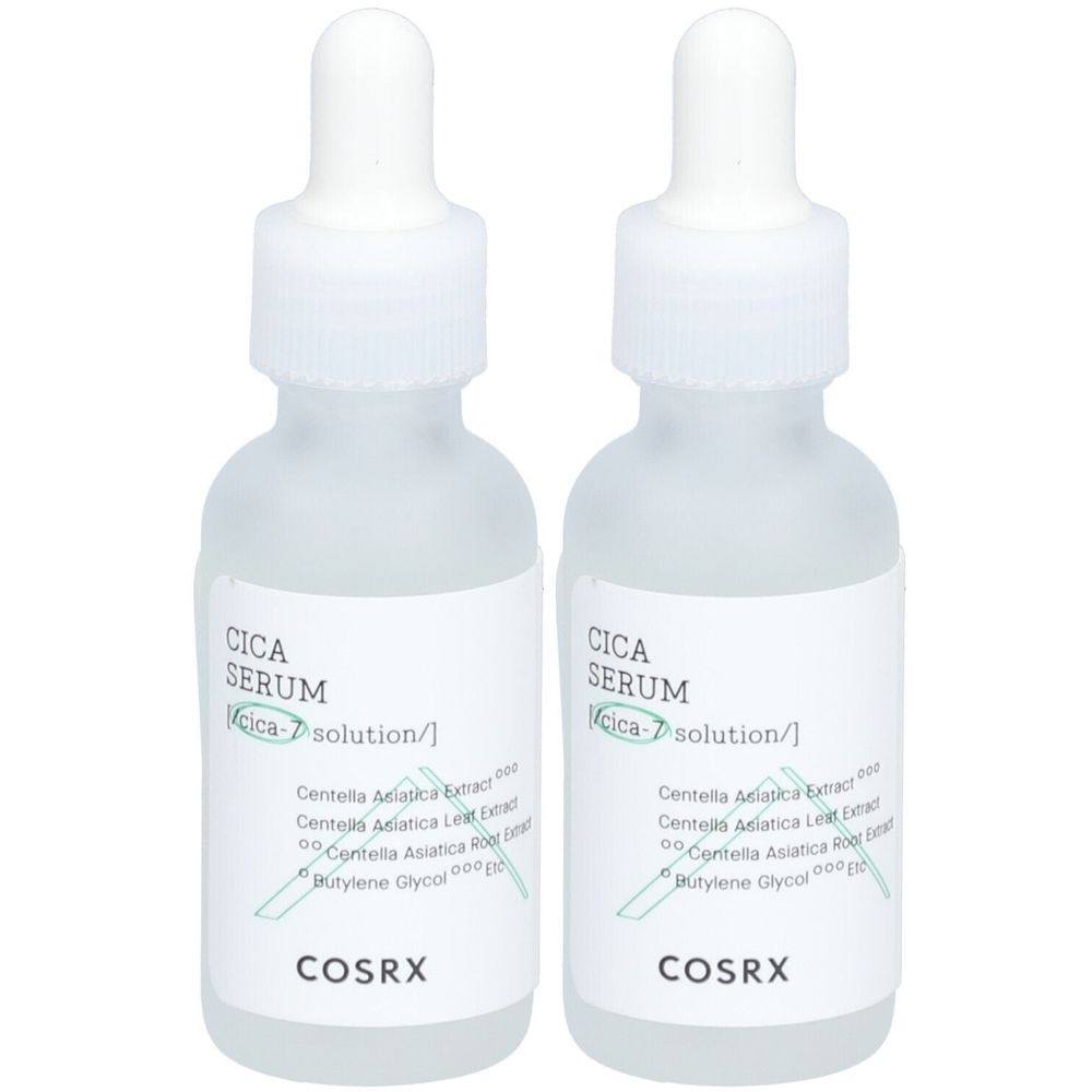 Deux flacons de sérum Cica avec pipettes. Les étiquettes indiquent le nom du produit, les ingrédients et la marque COSRX.