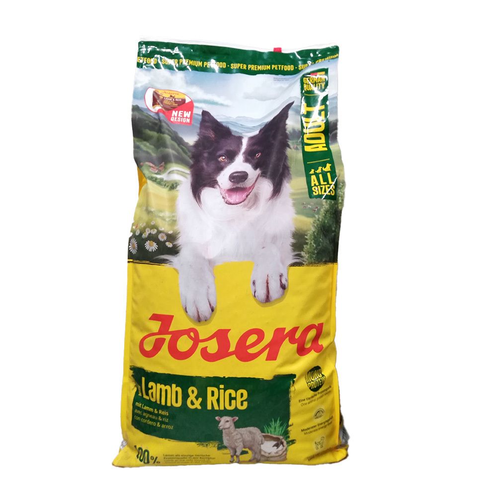 Sac jaune de nourriture pour chiens. Inscription "Josera Lamb & Rice". Image d'un chien et d'un mouton. Emballage vert et jaune.
