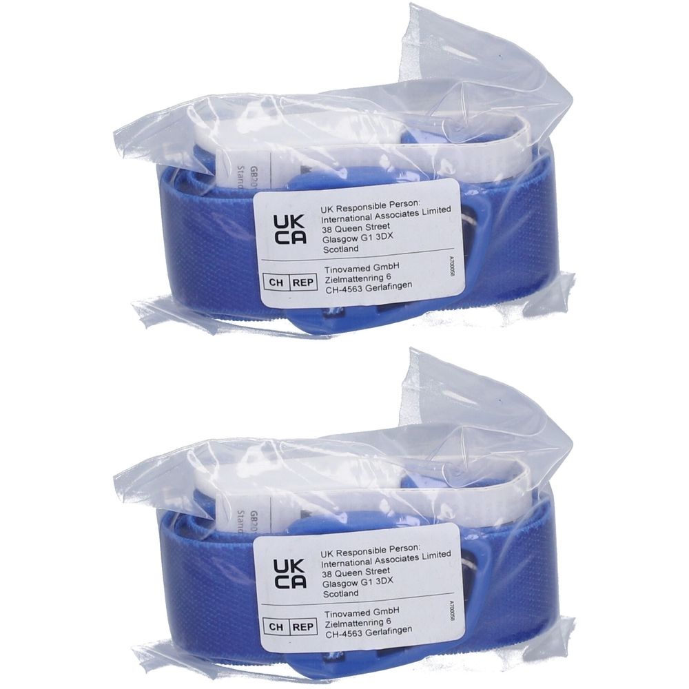 Deux garrots bleus emballés. Étiquette blanche avec marquage UKCA et informations d'adresse.