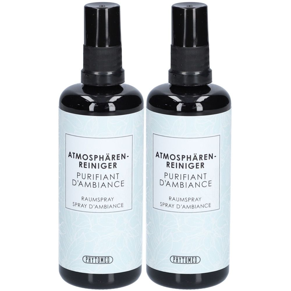 Deux flacons pulvérisateurs noirs avec étiquette blanche. Inscription : Atmosphärenreiniger, Purifiant d'Ambiance, Raumspray.