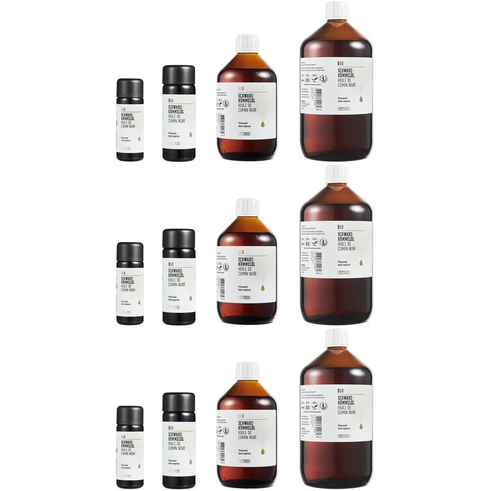 Plusieurs bouteilles et petits flacons. Liquide brun dans des bouteilles en verre avec des étiquettes blanches. Bouchons noirs sur petits flacons.