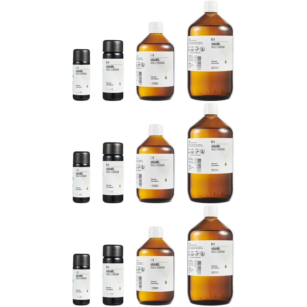 Plusieurs bouteilles et petits flacons. Bouteilles en verre brun avec étiquettes blanches et bouchons noirs. Petits flacons avec bouchon noir.