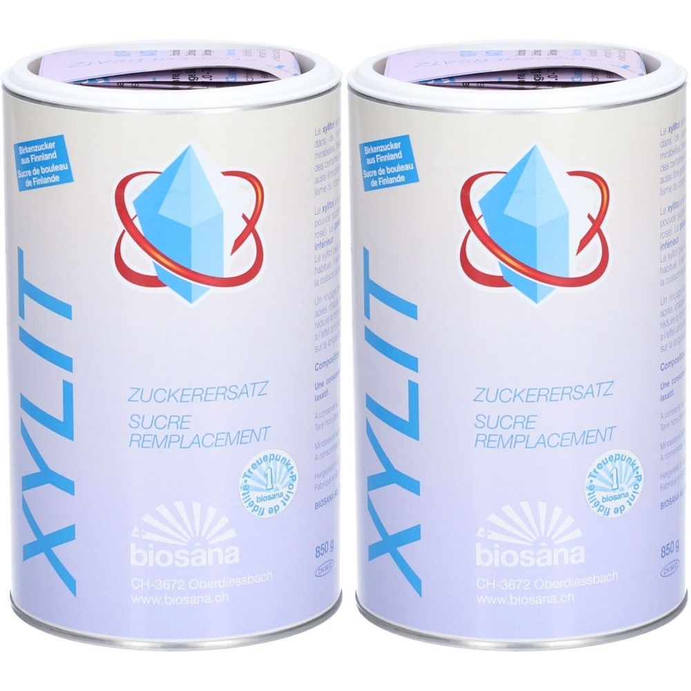 Deux boîtes cylindriques avec étiquette bleu et blanc. Inscription: XYLIT, sucre de remplacement. Logo cristal bleu et anneau rouge. Marque: biosana.