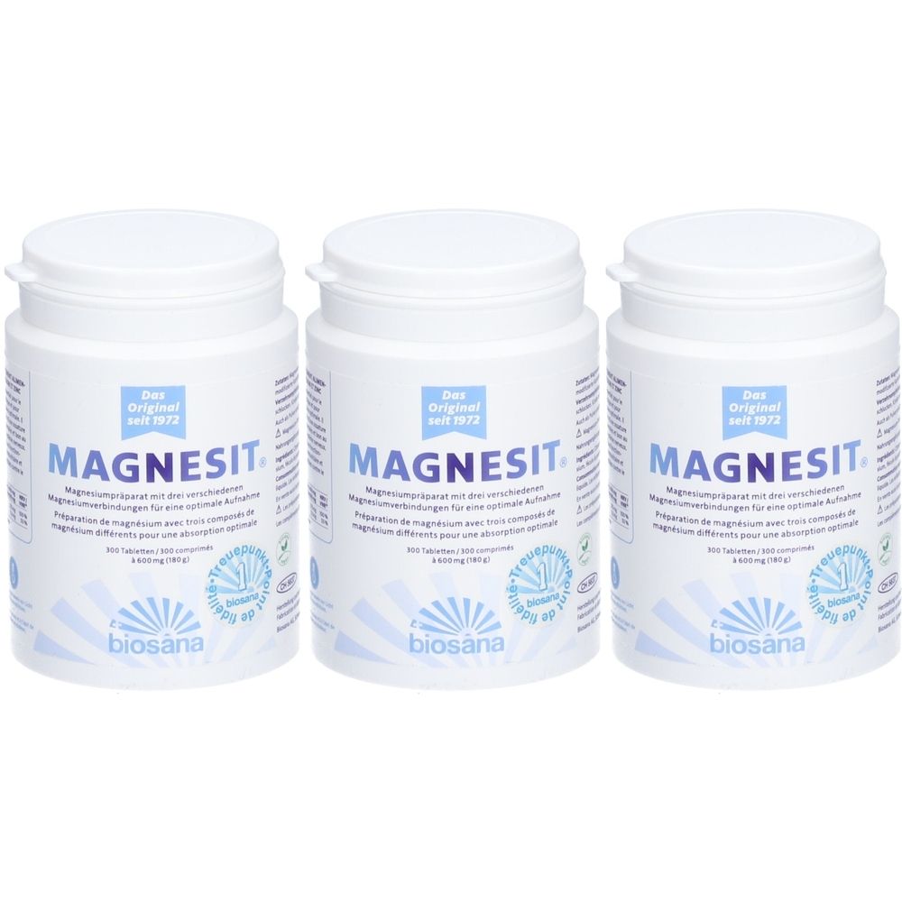 Trois boîtes blanches avec couvercles. Inscription MAGNESIT, biosana. Supplément de magnésium. Texte bleu. L'original depuis 1972.