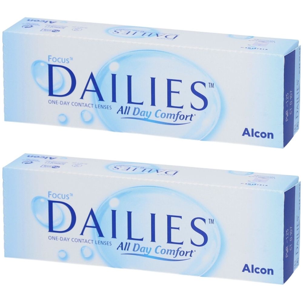 Deux boîtes de lentilles de contact. Inscription : Focus Dailies, All Day Comfort, Alcon. Emballage blanc avec texte et design bleus.