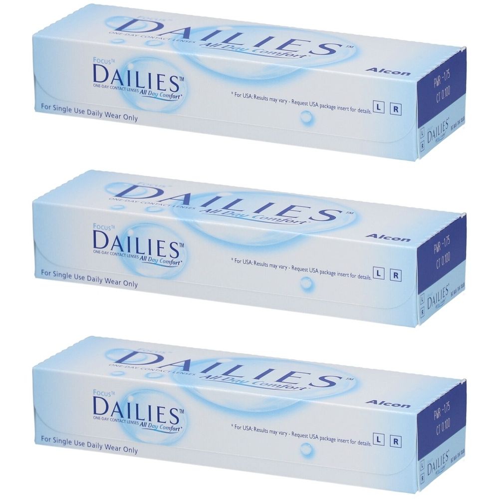 Trois boîtes de lentilles de contact FOCUS DAILIES All Day Comfort. Emballage bleu et blanc avec nom et logo.