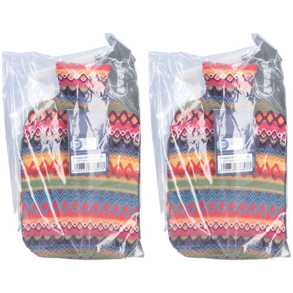 Deux bouillottes dans des emballages plastiques transparents. Chaque bouillotte a une housse en tricot coloré avec une étiquette.