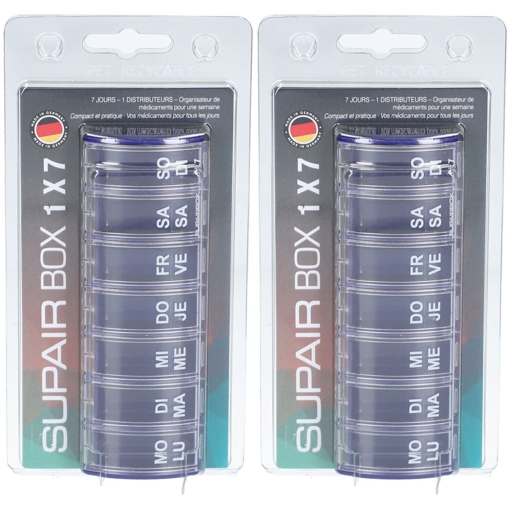 Deux piluliers bleus SUPAIRBOX 1x7 pour une semaine, en blister. Chaque pilulier a 7 compartiments avec les jours.
