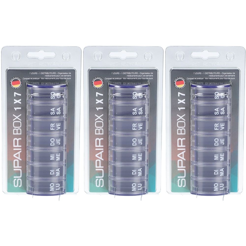 Trois piluliers hebdomadaires en emballage blister. Chaque pilulier a sept compartiments avec des inscriptions de jours. SUPAIR BOX 1X7.