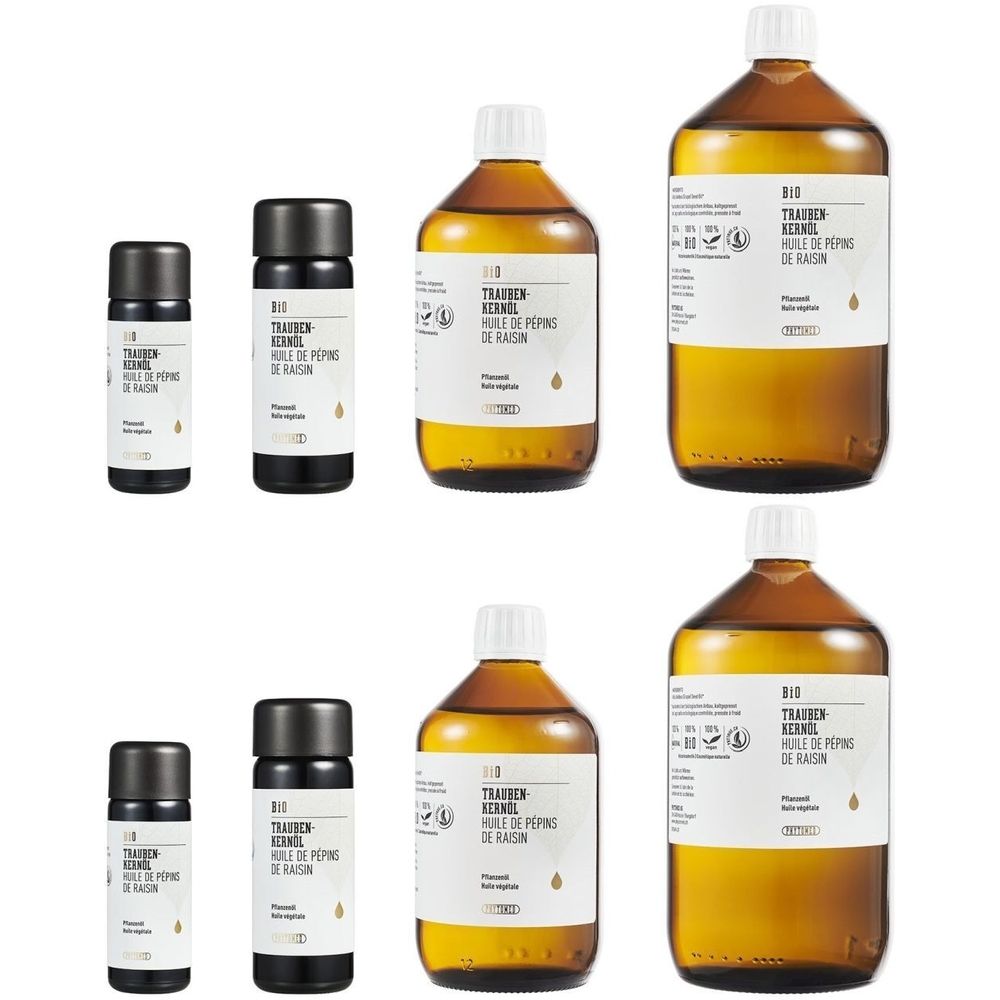 Plusieurs flacons avec étiquette blanche. Inscription : BIO Huile de pépins de raisin. Différentes tailles, verre brun, bouchons noirs.