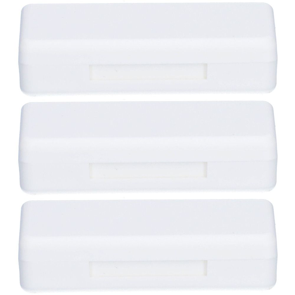 Trois boîtes à pilules blanches, de forme rectangulaire, avec une poignée rectangulaire. Les boîtes sont disposées côte à côte.