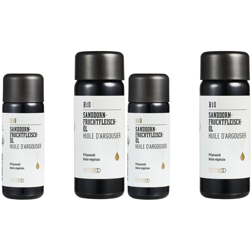 Quatre flacons avec bouchons noirs et étiquettes blanches. Inscription : Bio SANDDORN-FRUCHTFLEISCH-ÖL, HUILE D'ARGOUSIER. Symbole goutte.