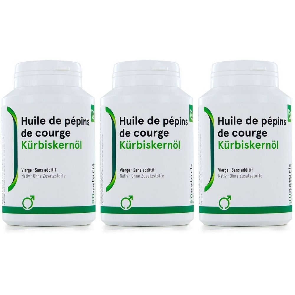 Trois flacons blancs avec étiquettes vertes. Inscription: Huile de pépins de courge Kürbiskernöl. Textes supplémentaires en français et allemand.