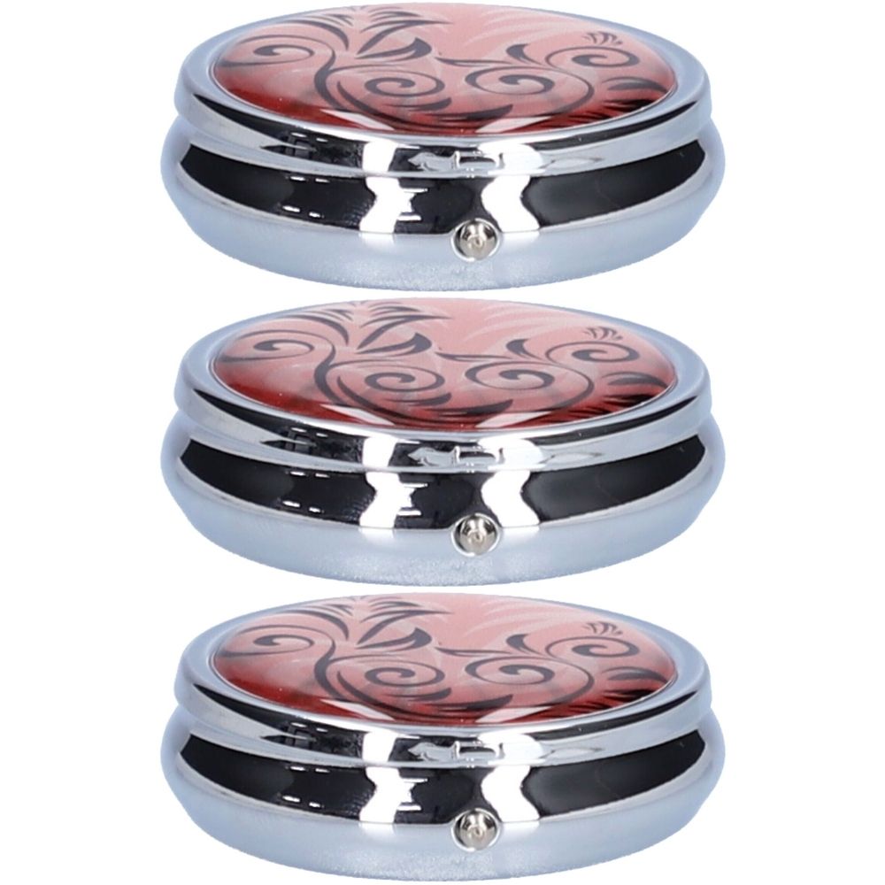 Trois piluliers ronds avec motif floral sur fond rouge. Boîtier métallique argenté avec petit fermoir.