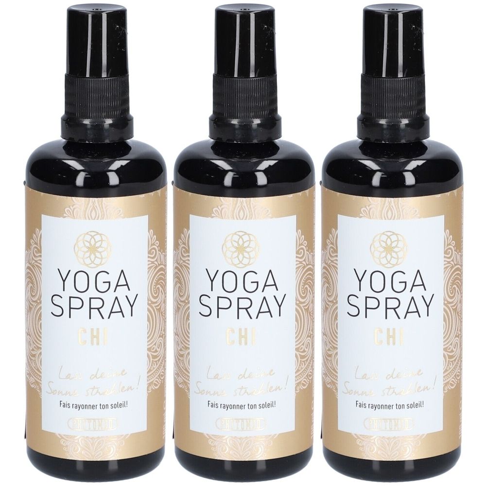 Trois flacons de spray noirs avec étiquette dorée. Inscription : YOGA SPRAY, CHI. Texte français : Fais rayonner ton soleil !