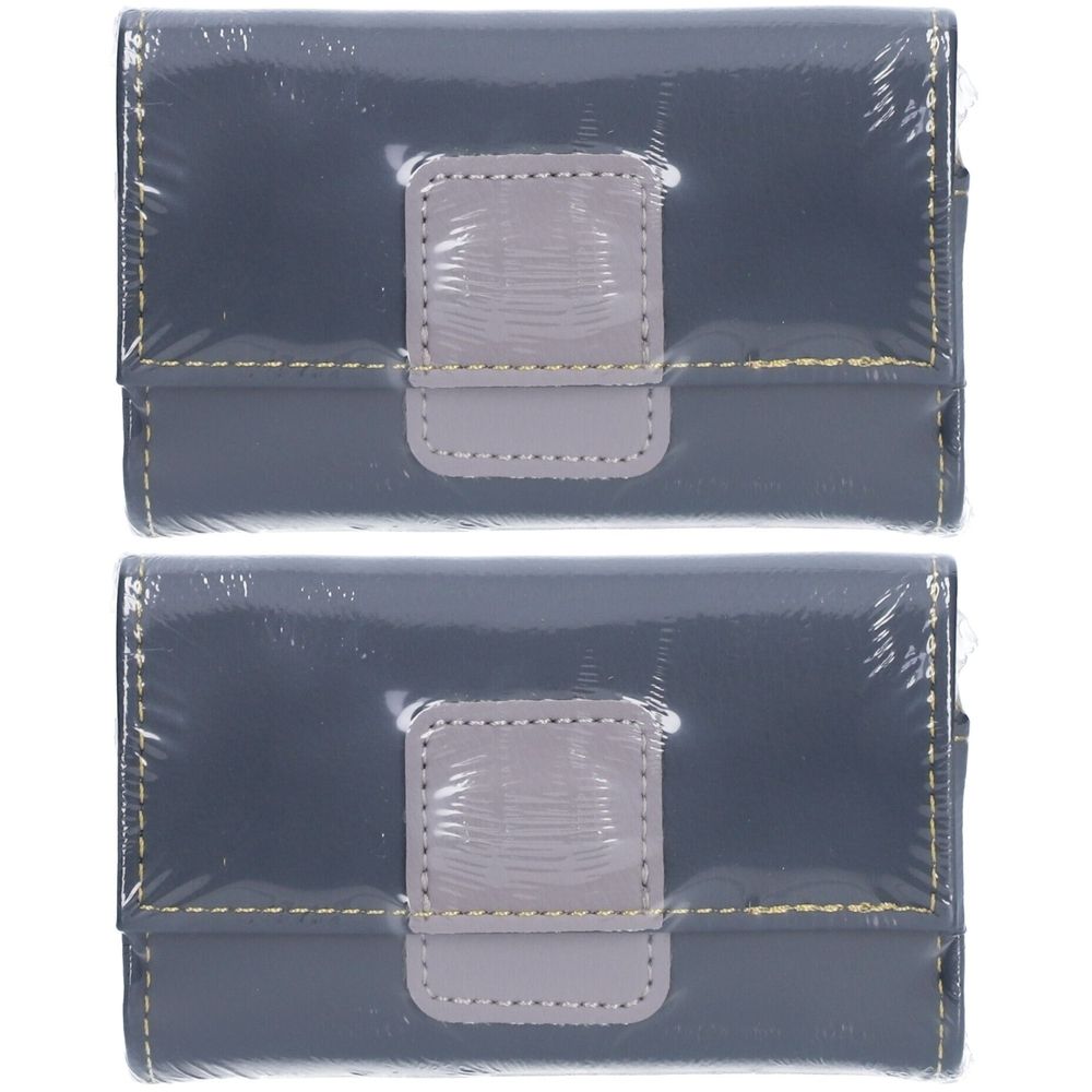 Deux piluliers gris, rectangulaires, avec fermoir gris clair. Emballés dans du plastique. Coutures jaunes.