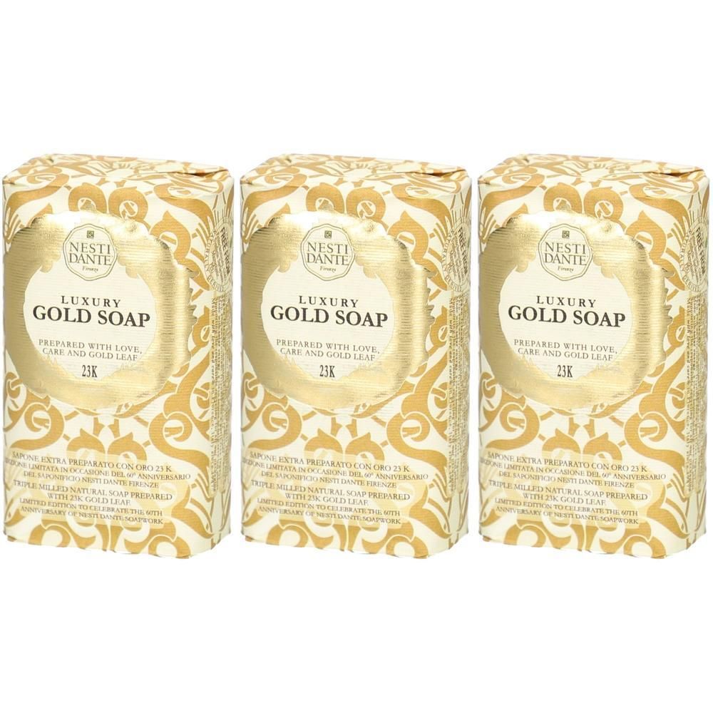Trois paquets de savon NESTI DANTE Luxury Gold Soap avec feuille d'or 24K. Motif doré sur fond blanc.