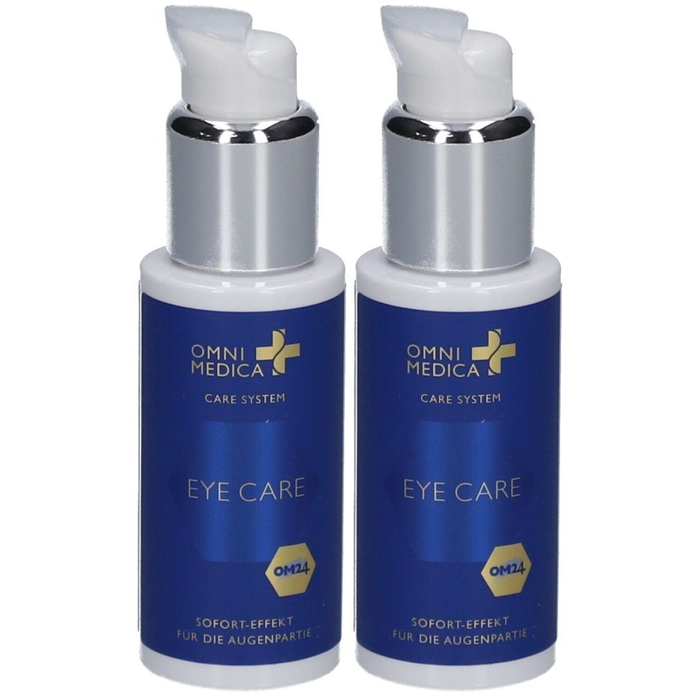 Deux flacons avec pompes argentées. Étiquettes bleues avec texte blanc: OMNI MEDICA, EYE CARE. Inscription: SOFORT-EFFEKT FÜR DIE AUGENPARTIE.