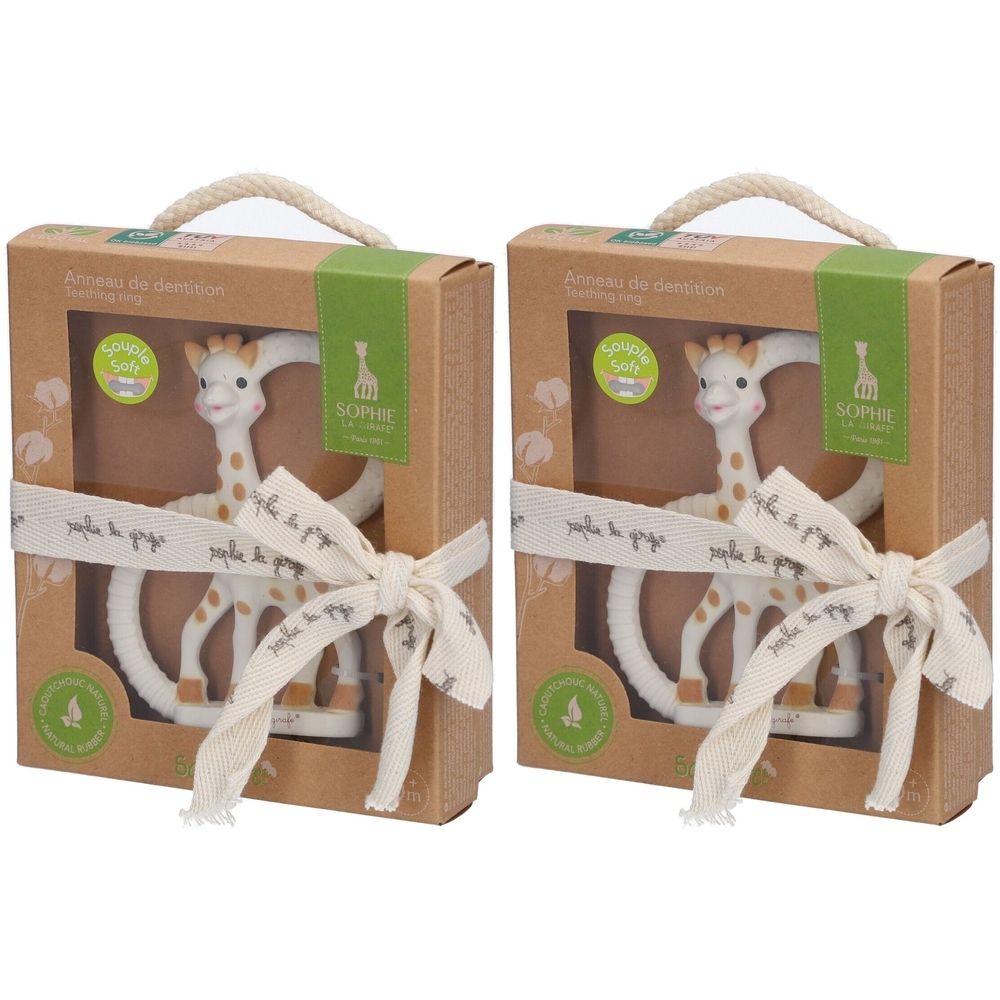Deux anneaux de dentition Sophie la girafe® dans un emballage en carton. Girafe en caoutchouc naturel, blanche avec des taches marron. Emballage avec ruban.