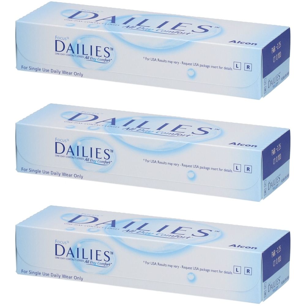 Trois boîtes de lentilles de contact FOCUS DAILIES All Day Comfort. Emballage bleu et blanc avec nom du produit et logo Alcon.