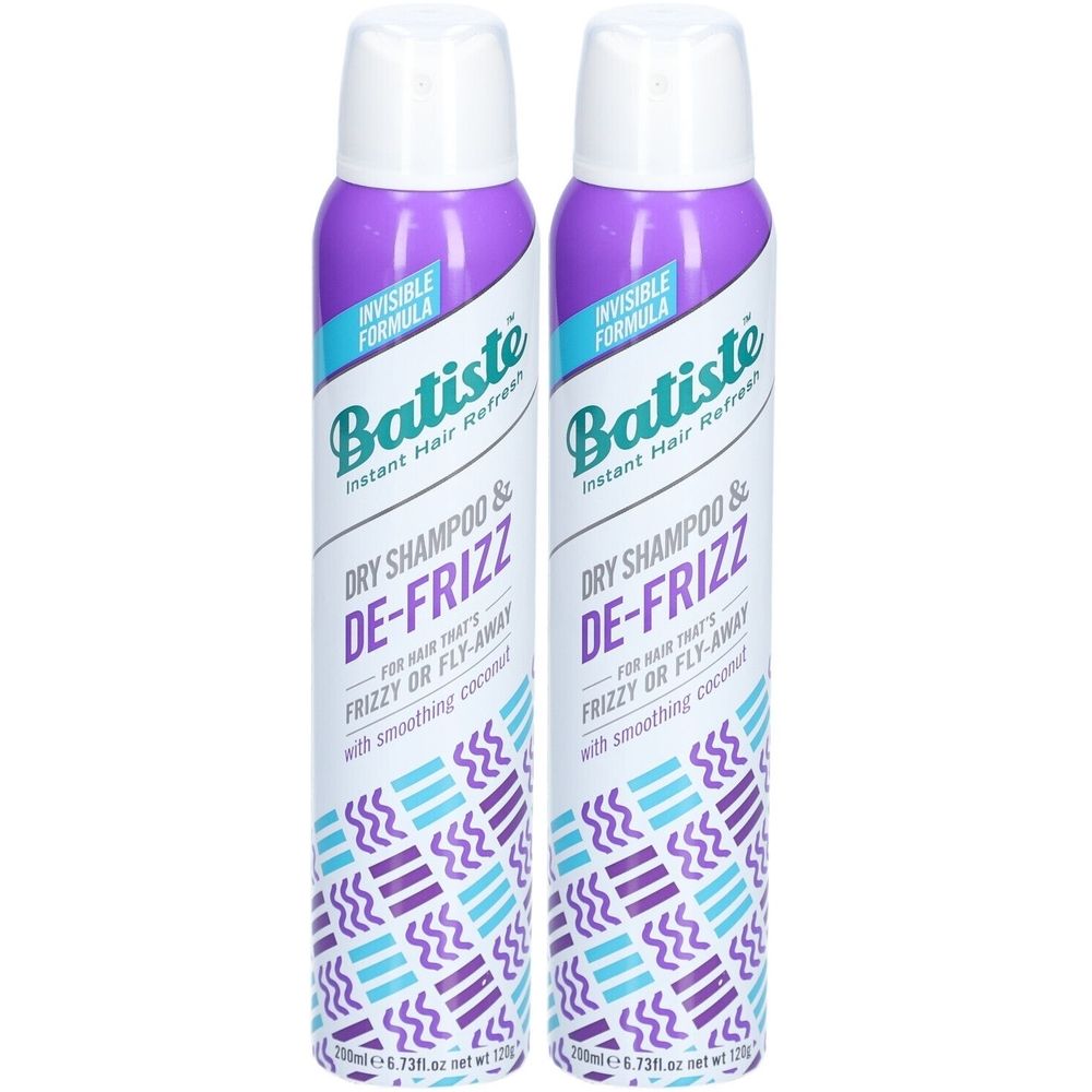 Deux flacons de shampooing sec Batiste. Bouchon blanc, étiquette violette. Inscription : Dry Shampoo & De-Frizz.