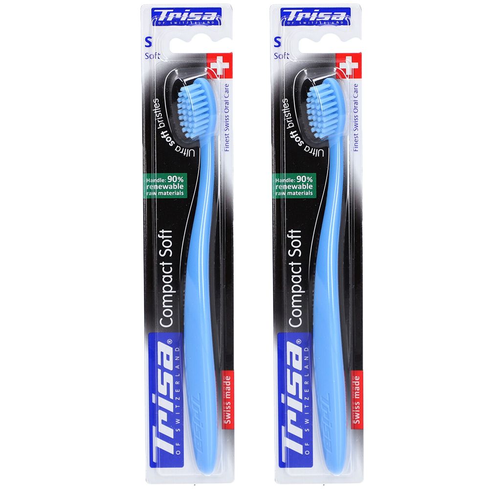 Deux brosses à dents Trisa Compact Soft bleu clair en paquet double. Manche en 90% de matières premières renouvelables.