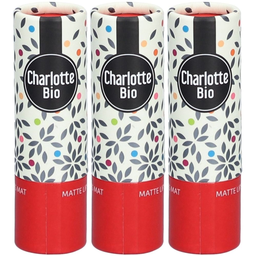 Trois emballages de rouge à lèvres. Cylindriques, motif floral, logo Charlotte Bio. Base rouge, bande noire.