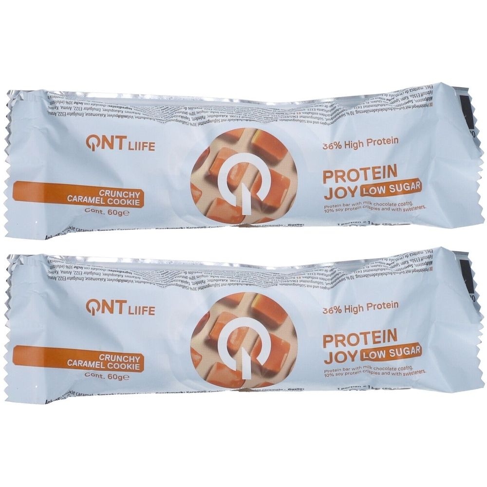 Deux barres protéinées emballées en blanc. Inscriptions : QNT, Protein Joy Low Sugar, 36% High Protein, Crunchy Caramel Cookie. 60g.