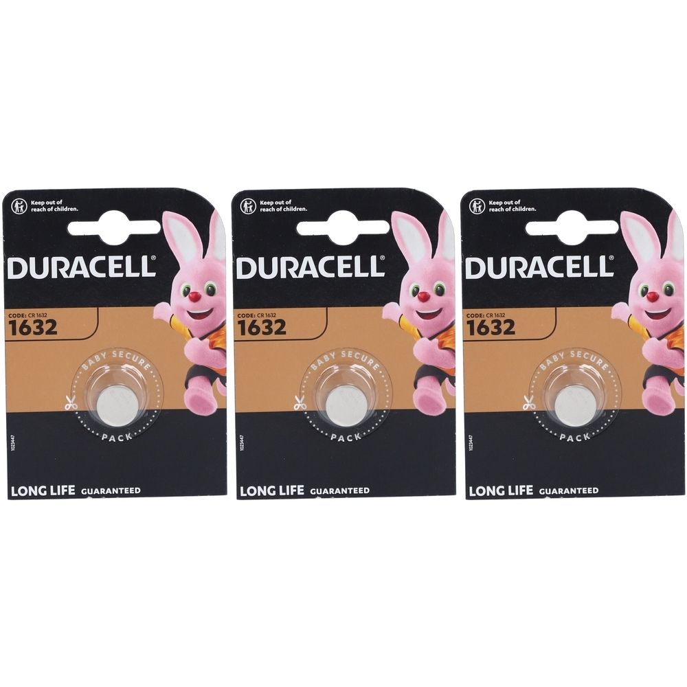 Trois paquets de piles Duracell. Chaque paquet affiche une pile et le texte "1632". Un lapin rose est représenté sur chaque paquet.