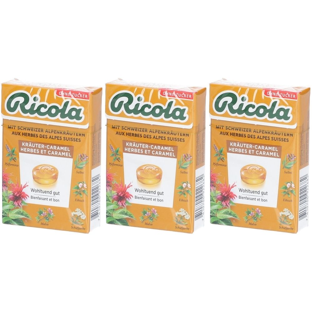 Trois boîtes de bonbons Ricola Herbes et Caramel. Emballage jaune-brun avec logo et nom du produit. Un bonbon est représenté.