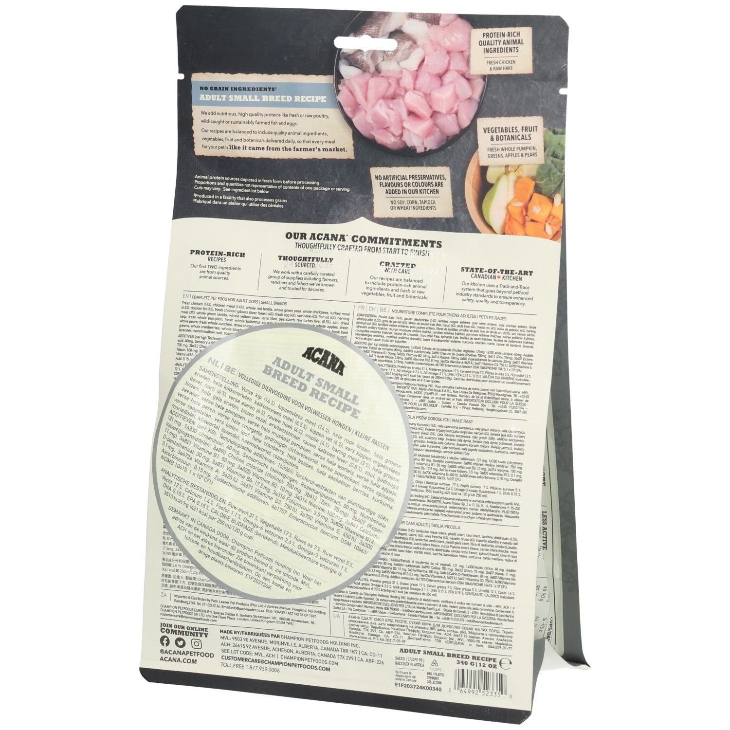 Dos du paquet ACANA DOG ADULT SMALL. Texte: ADULT SMALL BREED RECIPE. Images de viande et légumes. Texte sur les ingrédients.