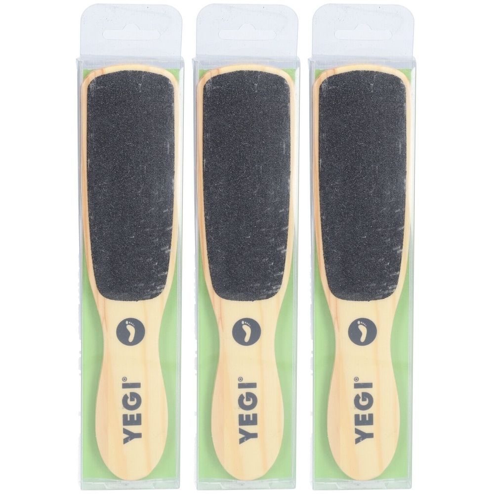 Trois limes à pieds avec manche en bois, emballées. Surface abrasive noire, manche en bois clair avec logo et inscription YEGI.